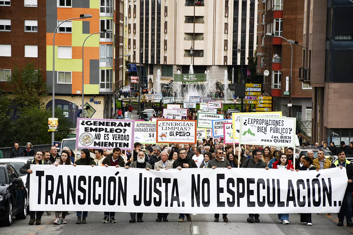 Multitudinaria manifestación en Ponferrada contra la "descontrolada" de parques eólicos y fotovoltaicos en El Bierzo