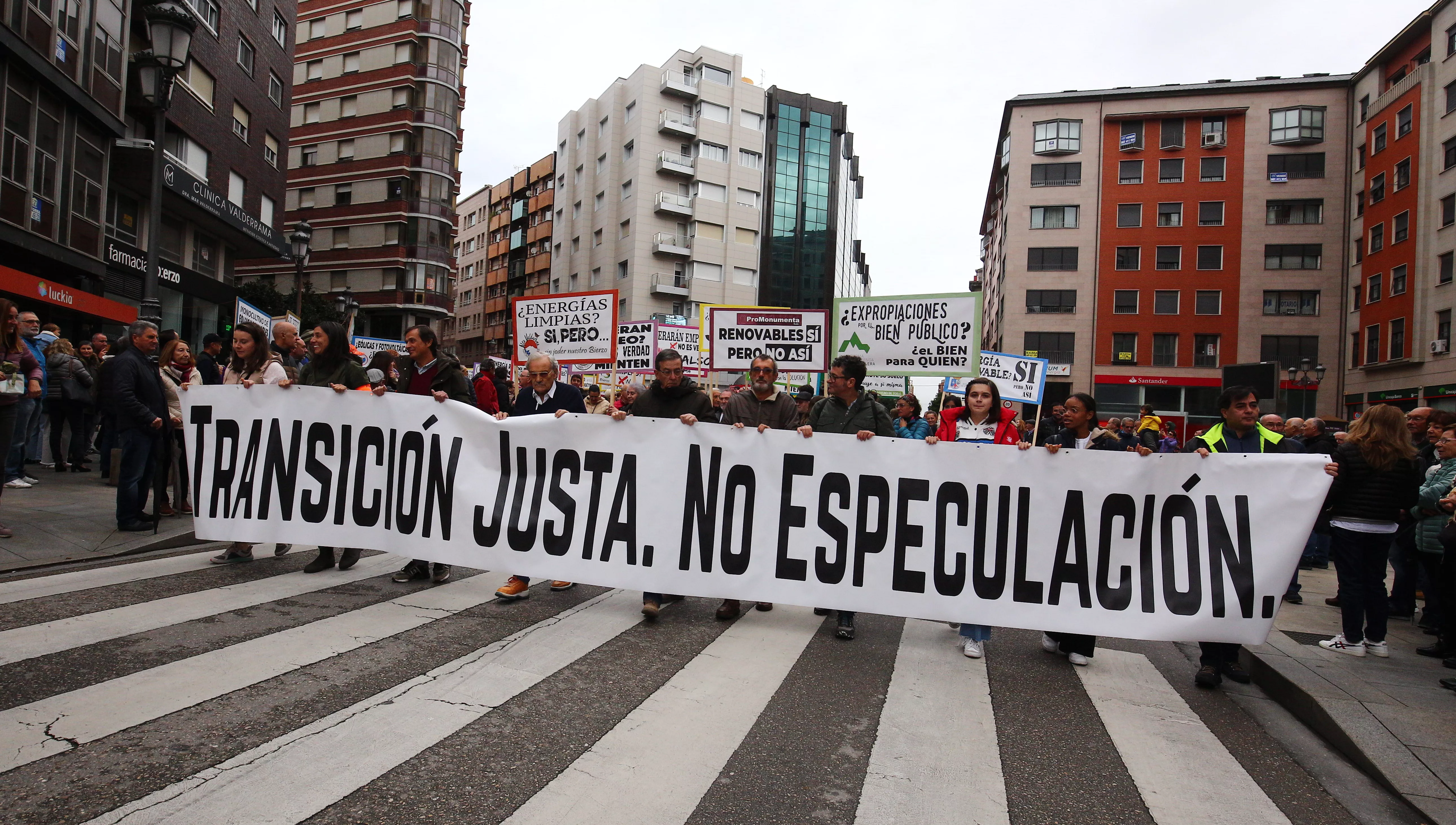 Manifestación contra la tramitación de macroparques eólicos y solares en El Bierzo Manifestación contra la tramitación de macroparques eólicos y solares en El Bierzo