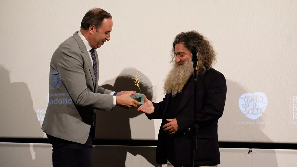 El enólogo berciano Raúl Pérez recoge emocionado la Espiga de Honor de la SEMINCI(7)