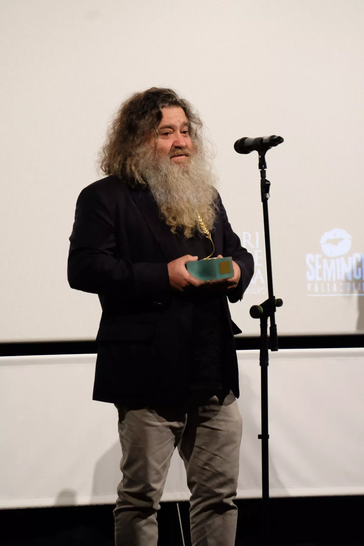 El enólogo berciano Raúl Pérez recoge emocionado la Espiga de Honor de la SEMINCI(1)