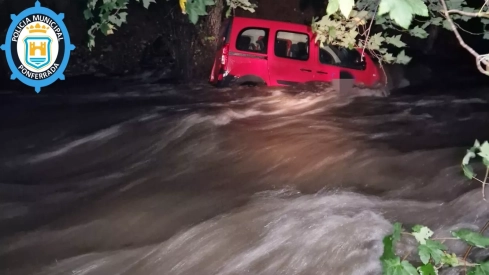 Coche arrastrado por el agua en Toral de Merayo