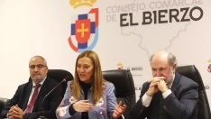El presidente del Consejo Comarcal de El Bierzo, Olegario Ramón (I), junto a la delegada del Gobierno de Castilla y León, Virginia Barcones y el presidente de Tragsa, Jesús Casas (D), sobre las obras de modernización del Canal Bajo del Bierzo