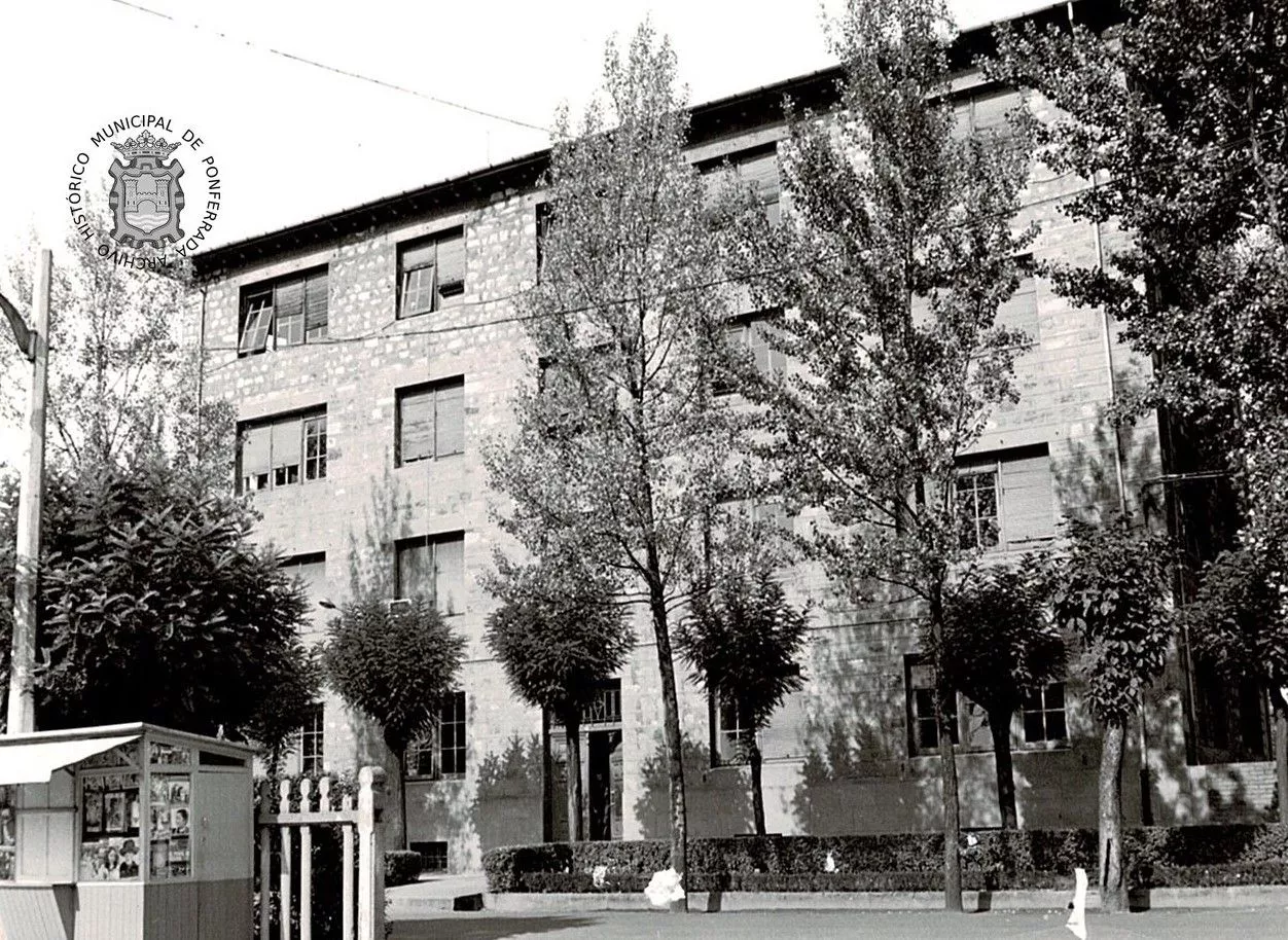 Foto: Quiosco en la estación de la Minero, frente al edificio de oficinas de la empresa. Exp. de Contribución Territorial Urbana. 1967. Archivo Histórico Municipal de Ponferrada.