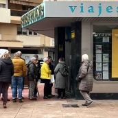 Colas en las agencias de viajes de Ponferrada para hacerse con un 'billete' del Imserso que salen a la venta este lunes
