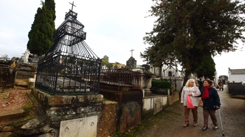Día de Todos los Santos en el cementerio de Villafranca del Bierzo (2)