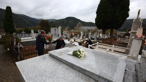 Día de Todos los Santos en el cementerio de Villafranca del Bierzo (5)