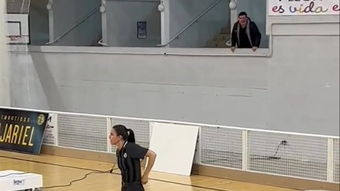 Aficionado insultando a una de las árbitras en el Bembibre Arena. Foto: @ElPerimetro_es