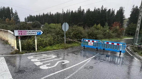 Cortada la carretera Molinaseca-Onamio por el desbordamiento del río Meruelo