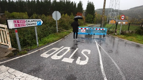 La carretera entre las localidades bercianas de Molinaseca y Onamio 