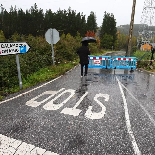 La carretera entre las localidades bercianas de Molinaseca y Onamio 