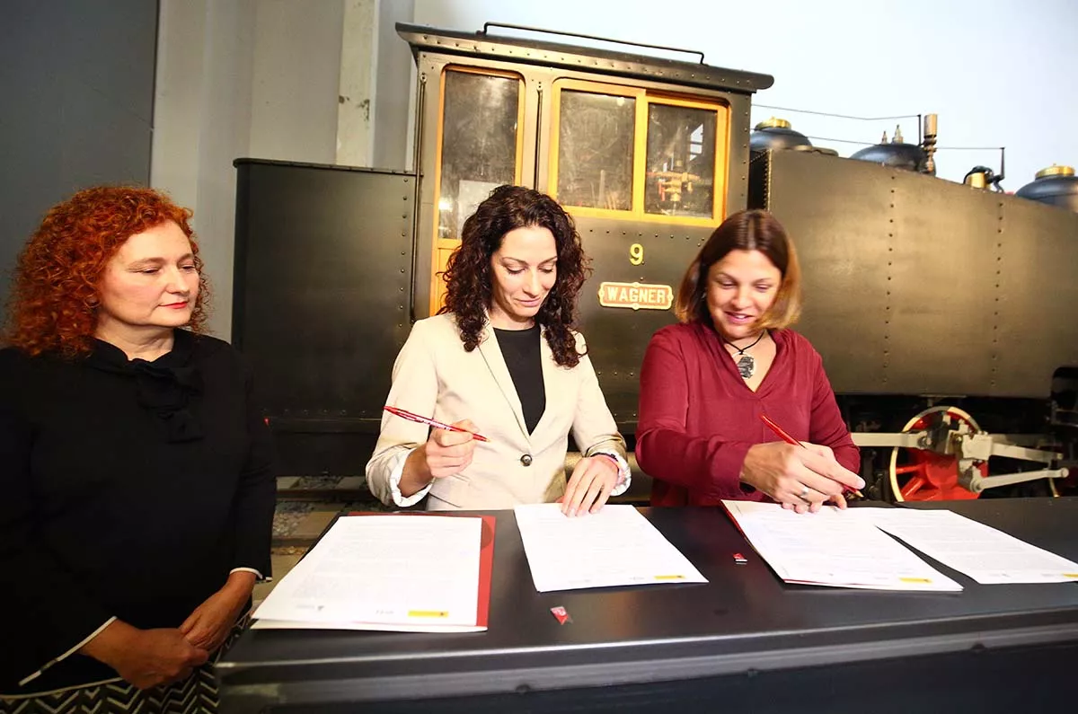 La directora del Instituto de Transición Justa, Laura Martín, junto a la directora de la Fundación Ciudad de la Energía, Yashodara López, y la presidenta del Consorcio del tren turístico Ponfeblino, Alicia García La directora del Instituto de Transición Justa, Laura Martín, junto a la directora de la Fundación Ciudad de la Energía, Yashodara López, y la presidenta del Consorcio del tren turístico Ponfeblino, Alicia García