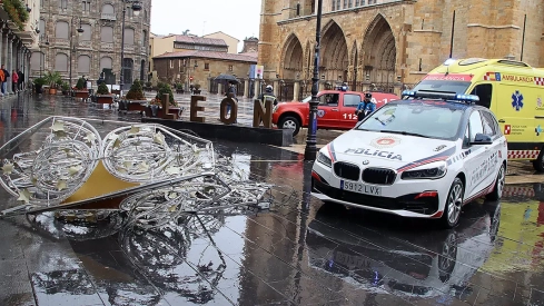 Herido leve un hombre de 47 años tras el desprendimiento del cableado de las luces de navidad en León