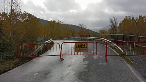 Cortado  el acceso a Toral de Merayo por el desembalse de la presa del Montearenas