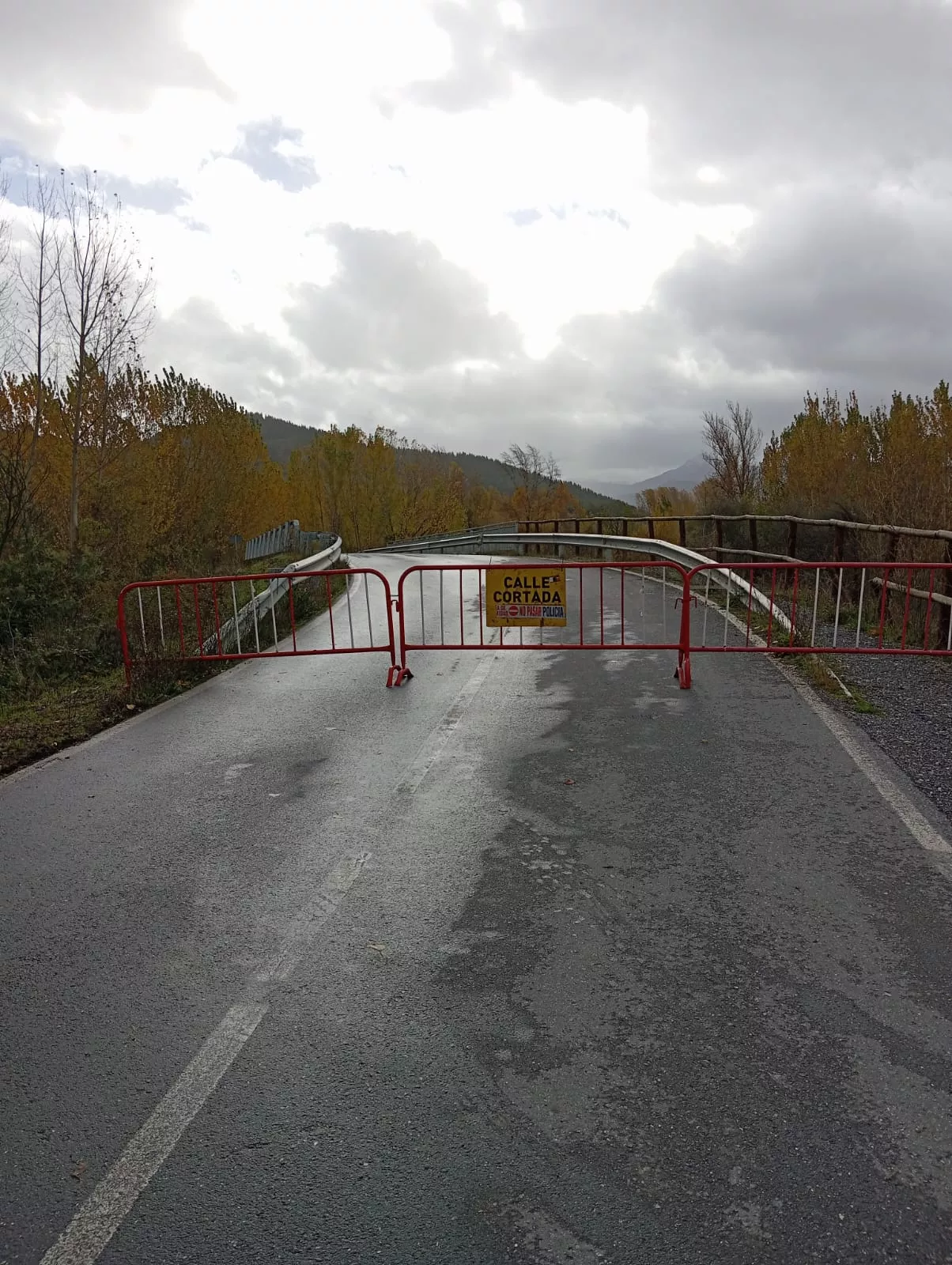 Cortadoel acceso a Toral de Merayo por el desembalse de la presa del Montearenas