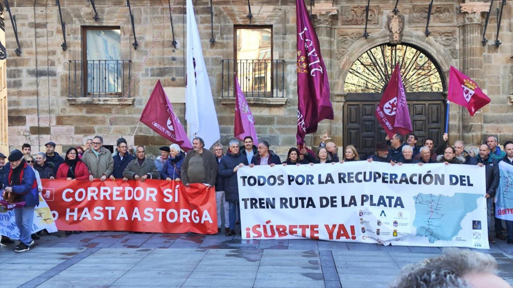 Concentración en la Plaza Mayor de Astorga por la reapertura del tren "Ruta de la Plata"