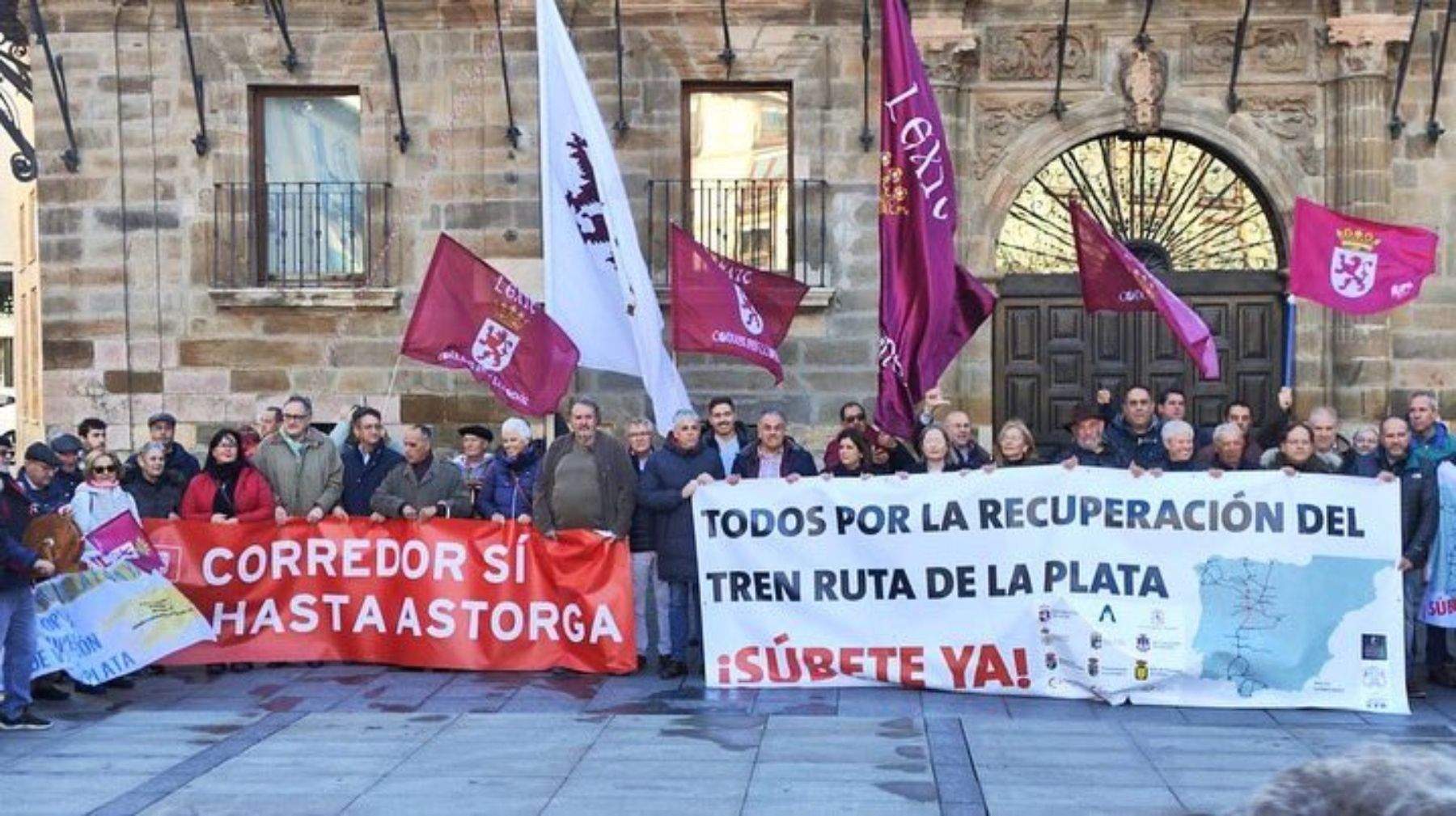 Concentración en la Plaza Mayor de Astorga por la reapertura del tren "Ruta de la Plata"