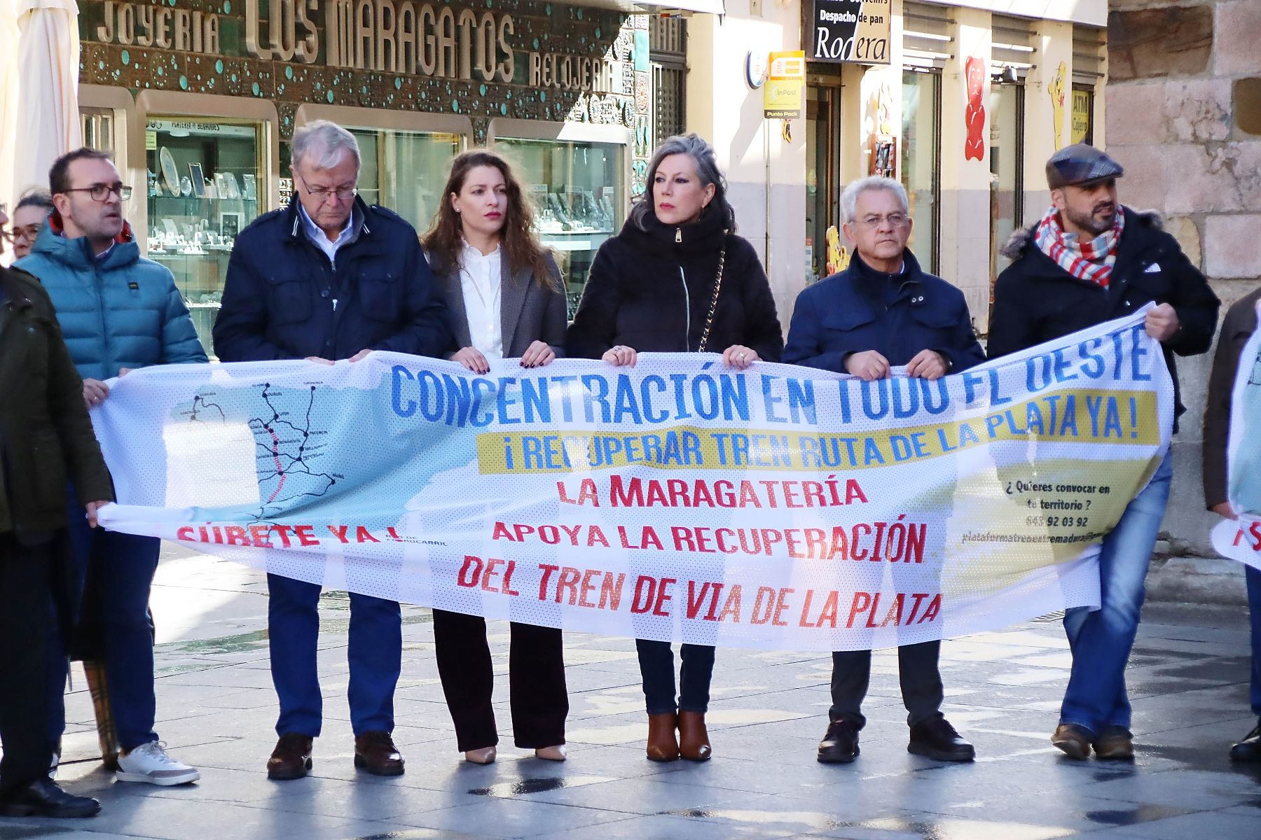  Integrantes del Partido Popular de León en una de las concentración por la reapertura del tren "Ruta de la Plata"