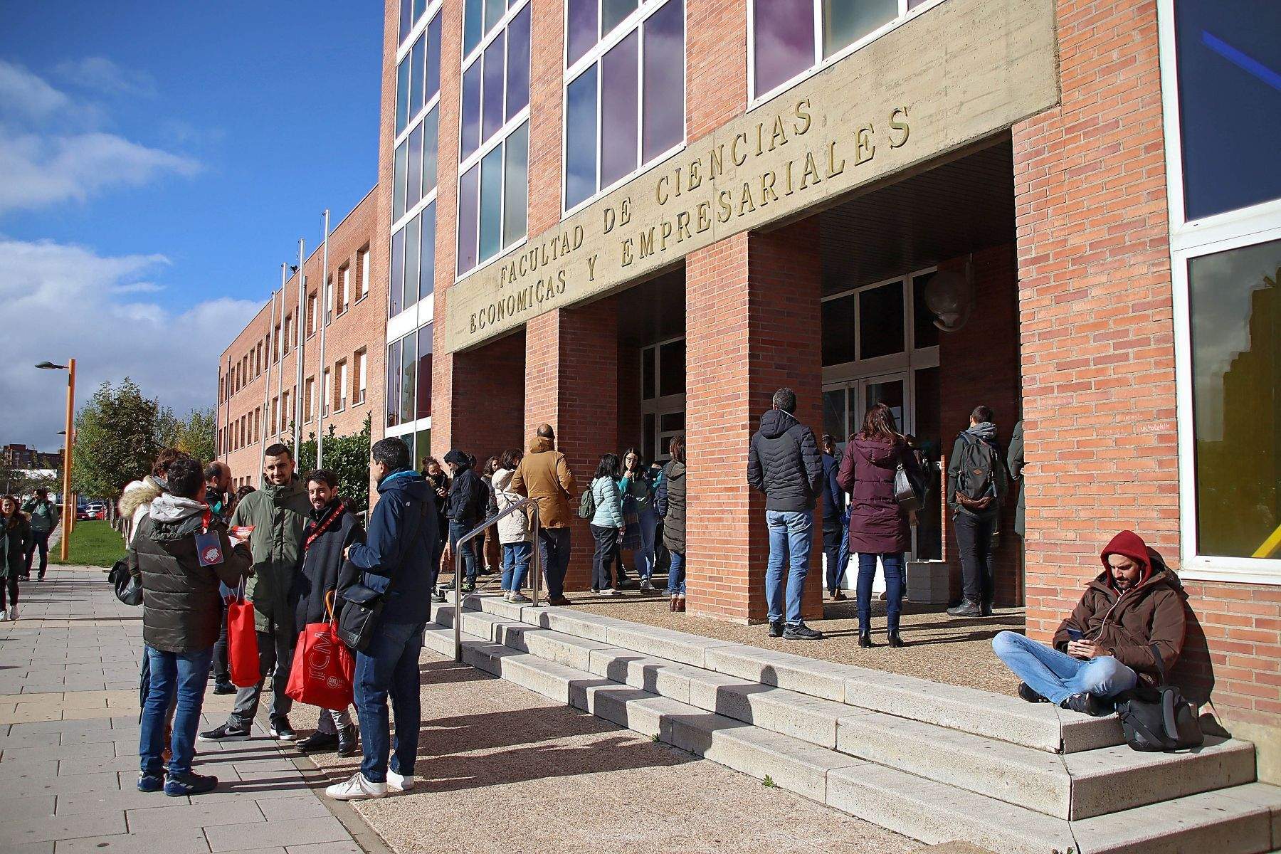 Realización de los exámenes de la Oferta de Empleo Público 2023 de Adif en la Facultad de Ciencias Económicas y Empresariales Realización de los exámenes de la Oferta de Empleo Público 2023 de Adif en la Facultad de Ciencias Económicas y Empresariales