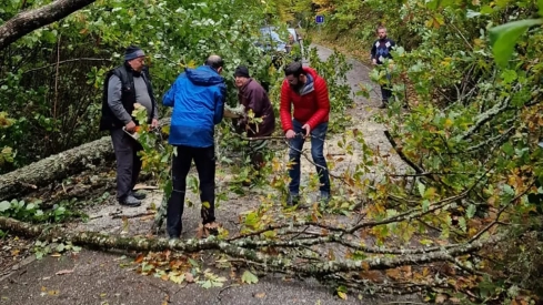 Los vecinos de Peñalba despejan la carretera para evitar quedar aislados por los efectos de la borrasca