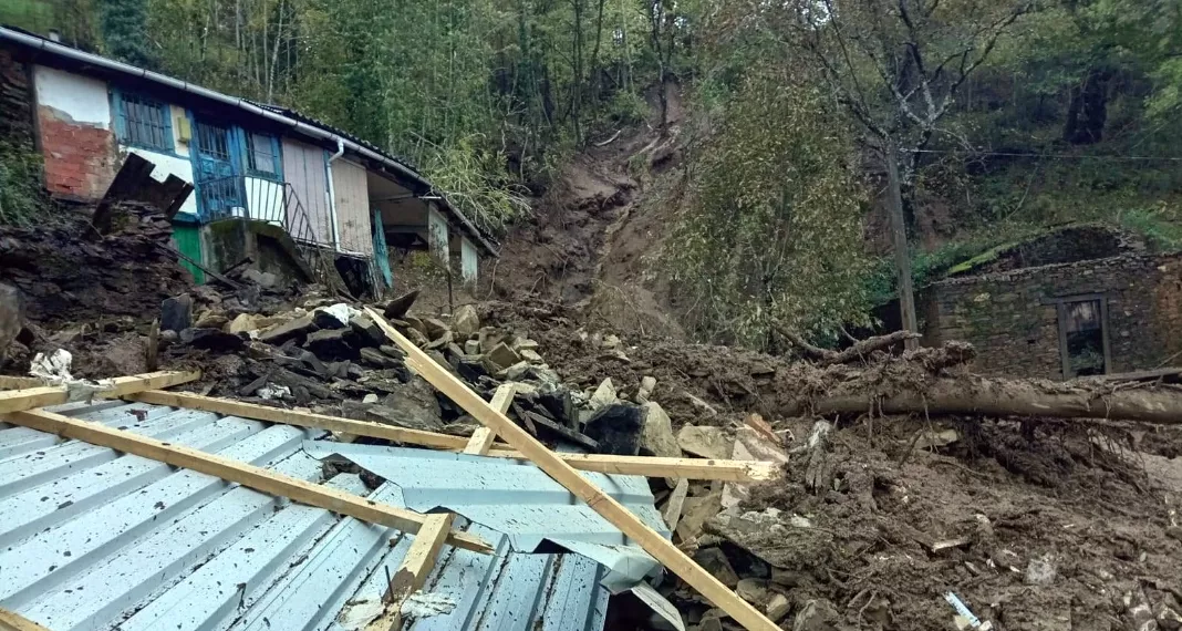 Fotos Radio Bierzo  ICAL. Corrimiento de tierra en la localidad de Lusío, perteneciente al municipio de Oencia, que se ha llevado seis casas