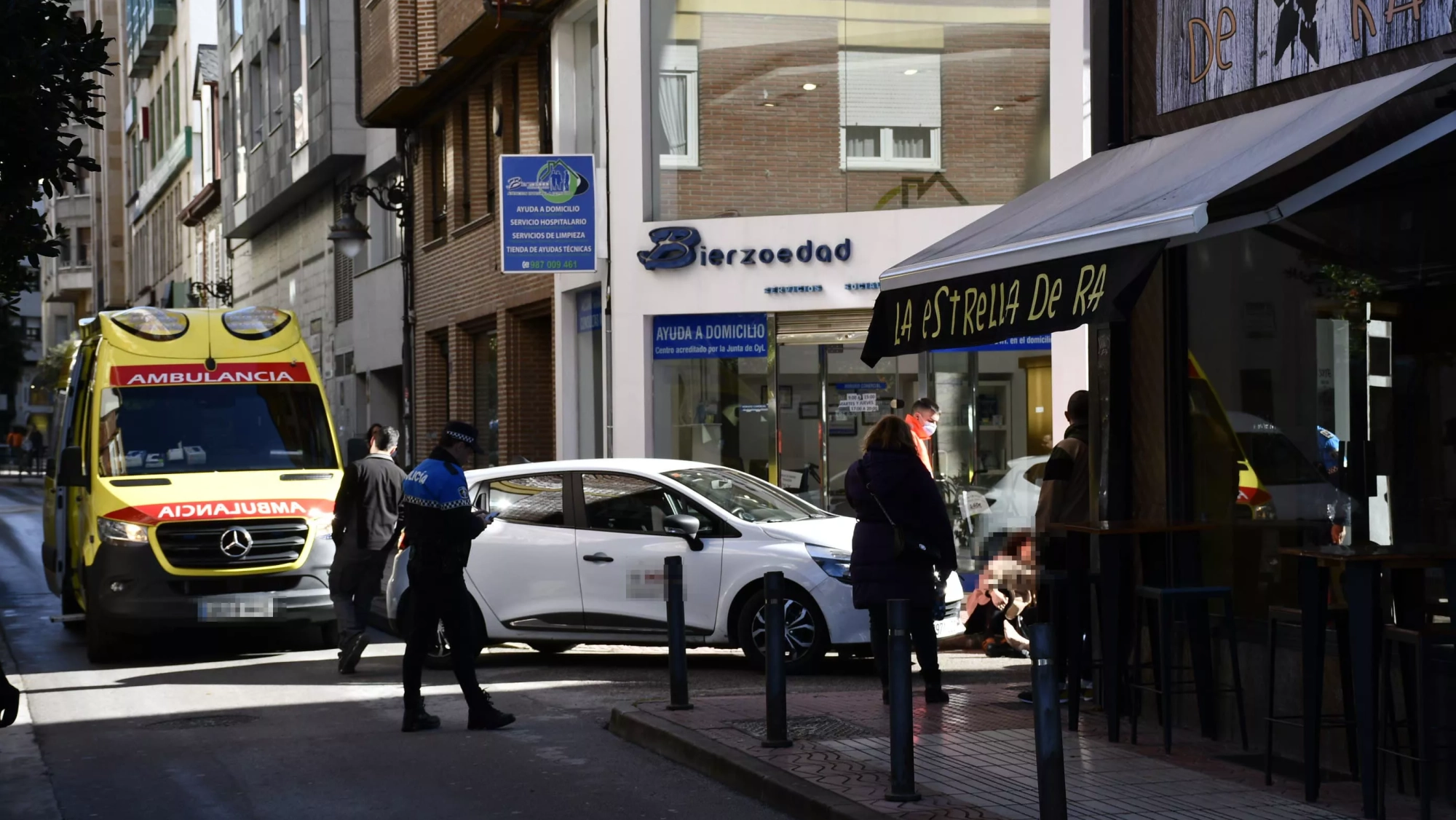 Trasladado en UVI móvil al Hospital del Bierzo el hombre atropellado en ...