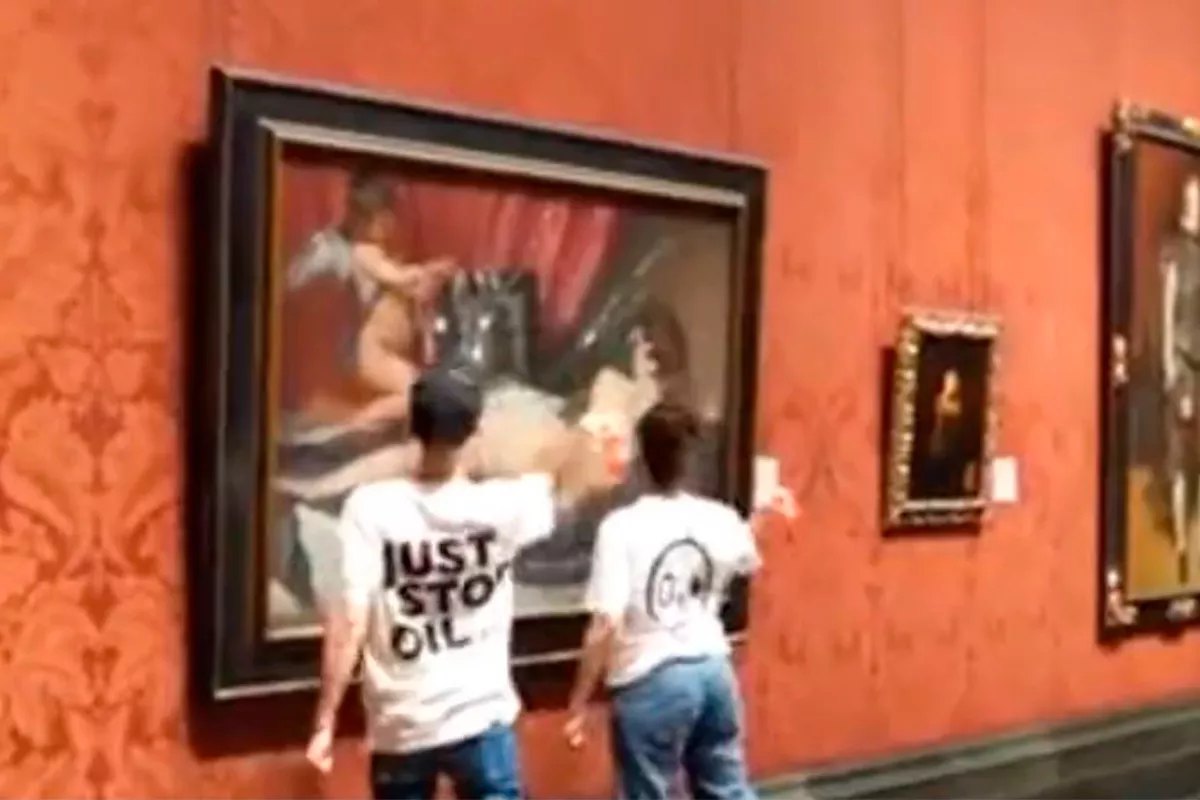 Activistas golpean con martillo cuadro de Velázquez