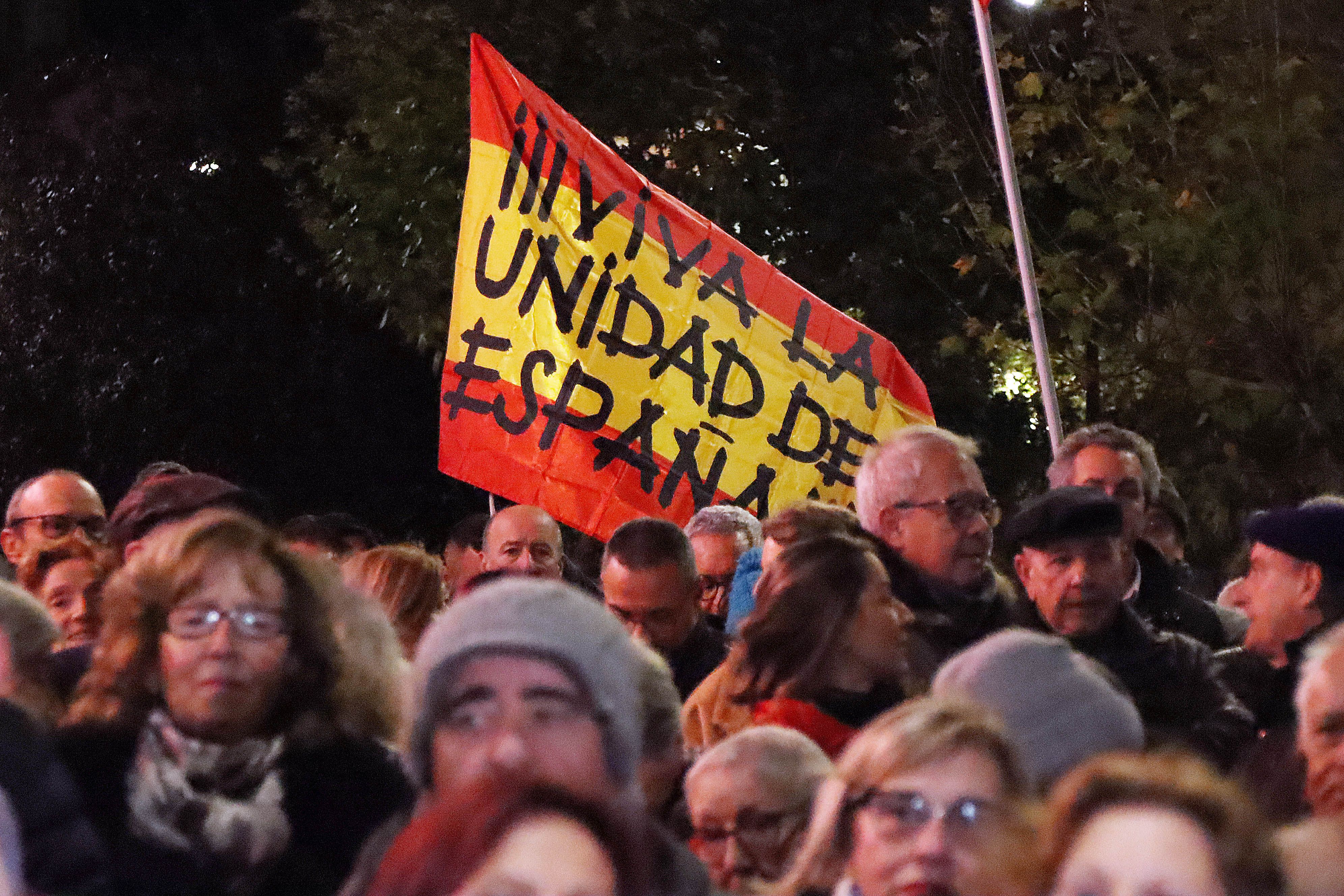 Concentración en León contra la amnistía frente a la sede del PSOE