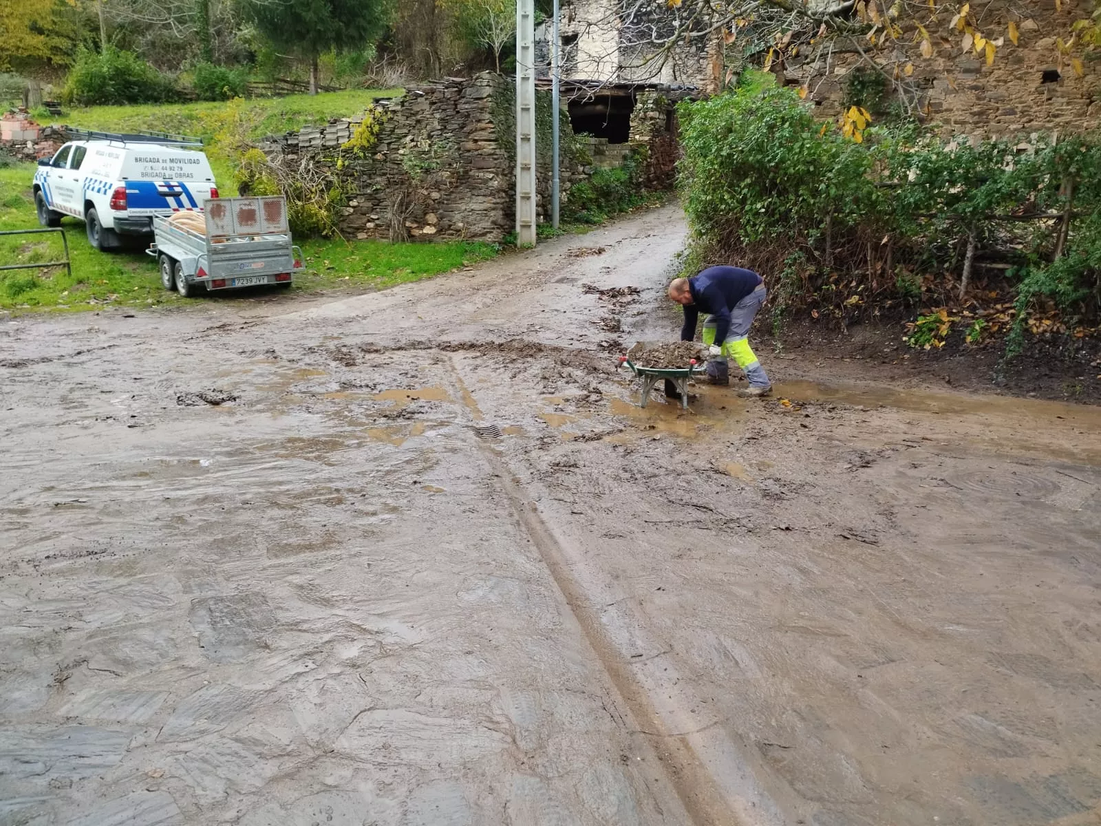 Operarios de la brigada de Medio Rural limpian las calles de Valdecañada afectadas por el temporal