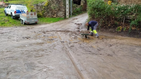 Operarios de la brigada de Medio Rural limpian las calles de Valdecañada afectadas por el temporal