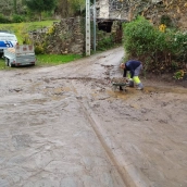 Operarios de la brigada de Medio Rural limpian las calles de Valdecañada afectadas por el temporal