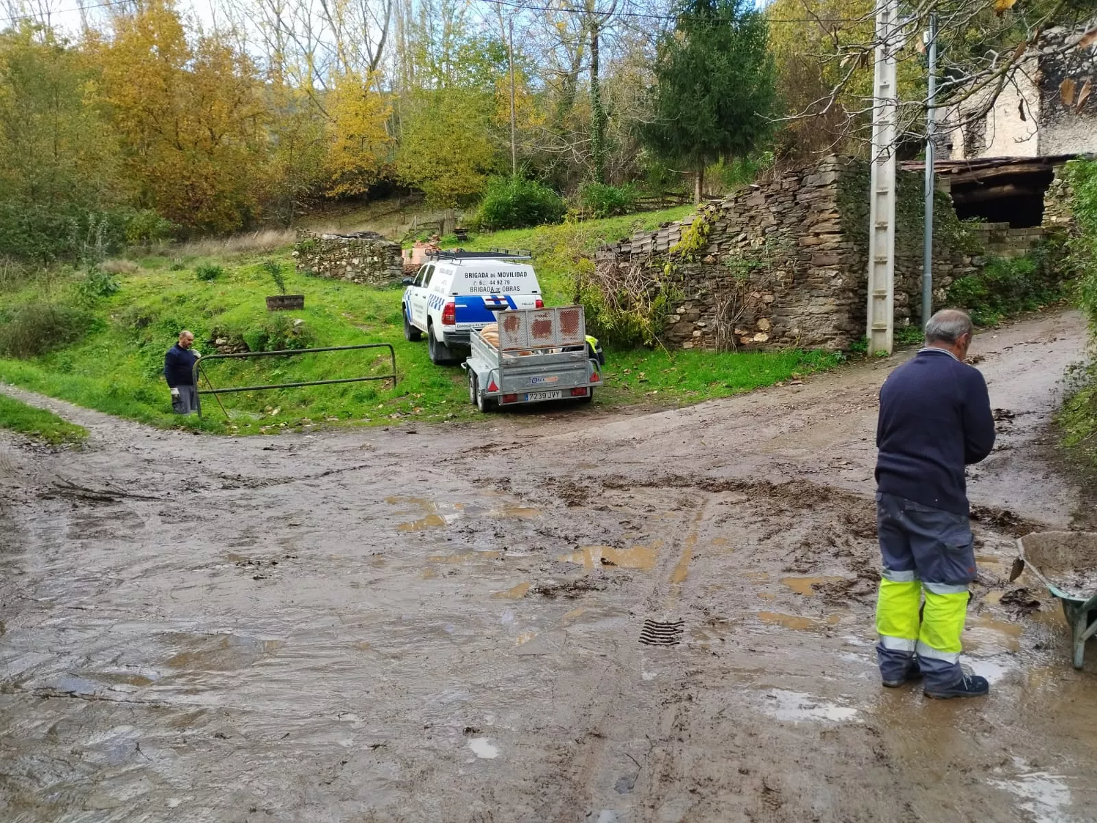Operarios de la brigada de Medio Rural limpian las calles de Valdecañada afectadas por el temporal Operarios de la brigada de Medio Rural limpian las calles de Valdecañada afectadas por el temporal