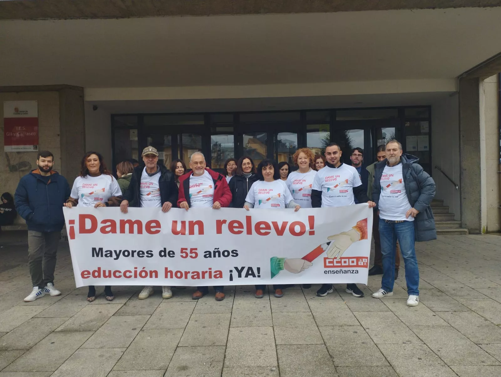 Concentración el Gil y Carrasco de Ponferrada para pedir reducción de horas lectivas a docentes mayores de 55 años
