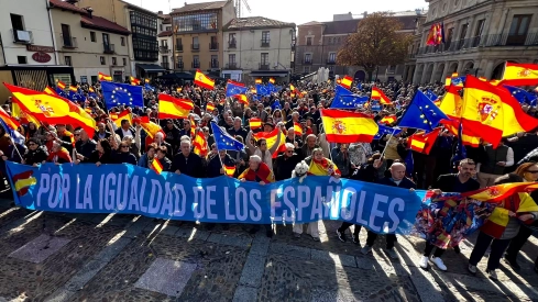 Concentración en León contra la amnistía y el acuerdo entre PSOE y Junts en León
