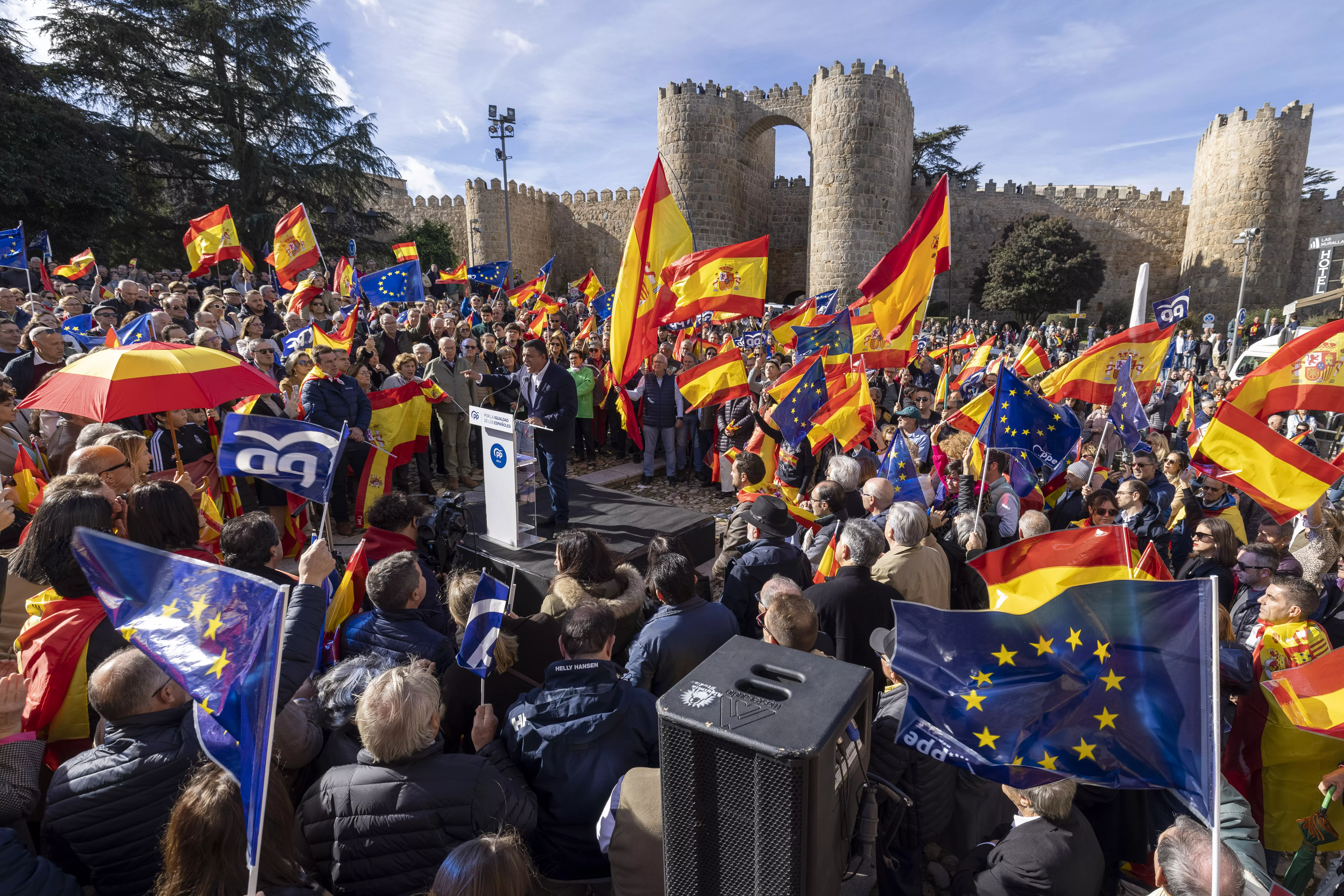 Concentración en contra del pacto PSOE-Junts en Ávila