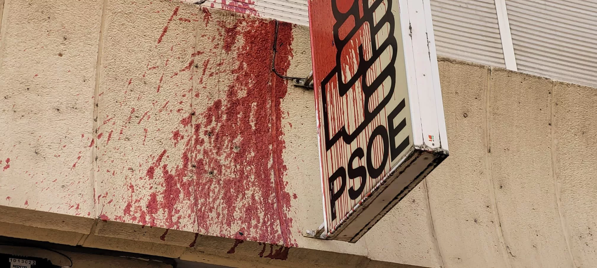 Sede del PSOE de Ponferrada vandalizada con pintura roja