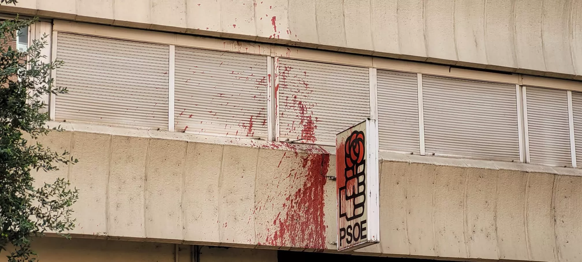 Sede del PSOE de Ponferrada vandalizada con pintura roja.