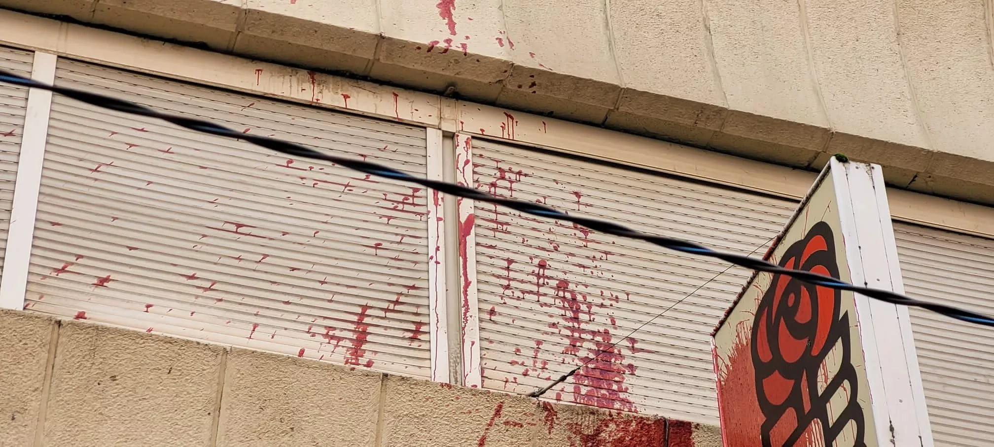 Sede del PSOE de Ponferrada vandalizada con pintura roja 1