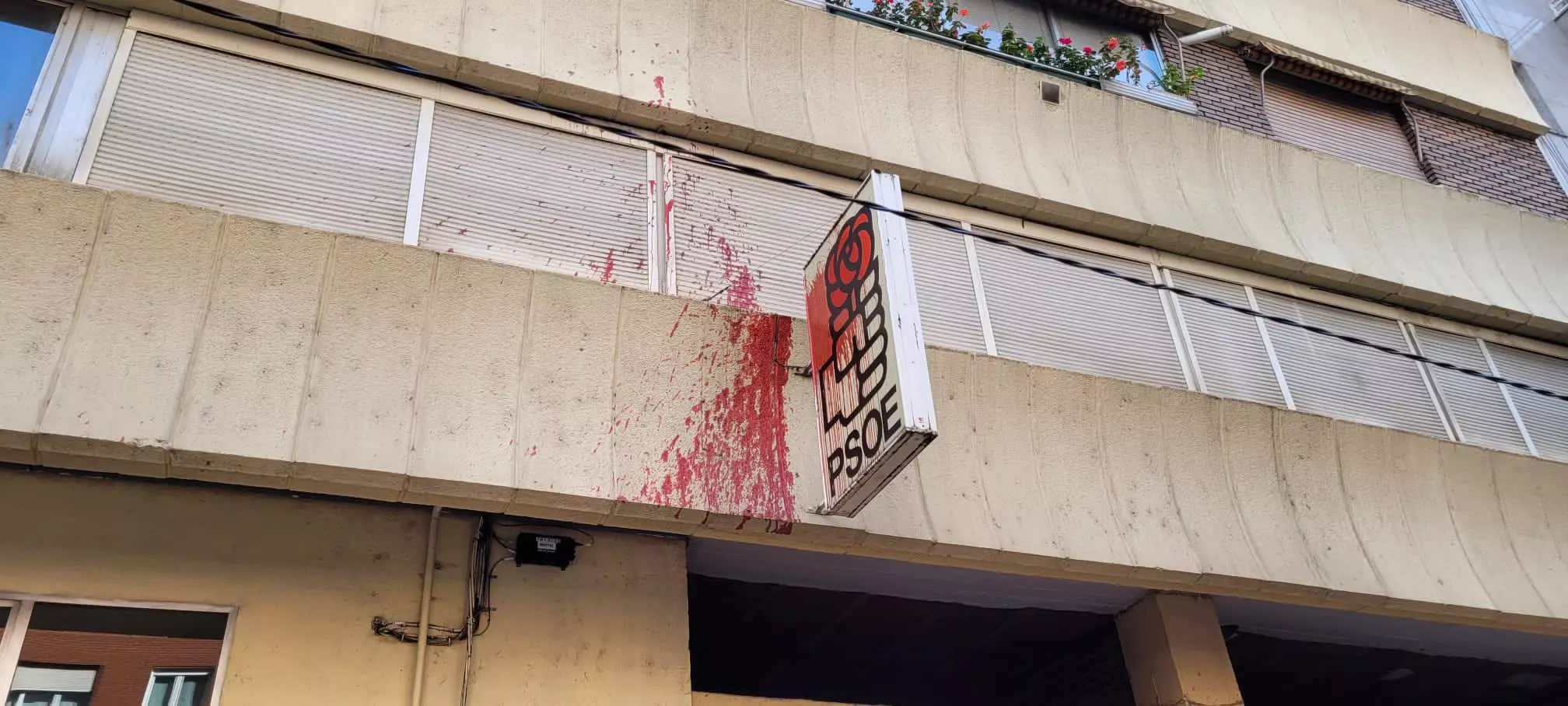 Sede del PSOE de Ponferrada vandalizada con pintura roja 2