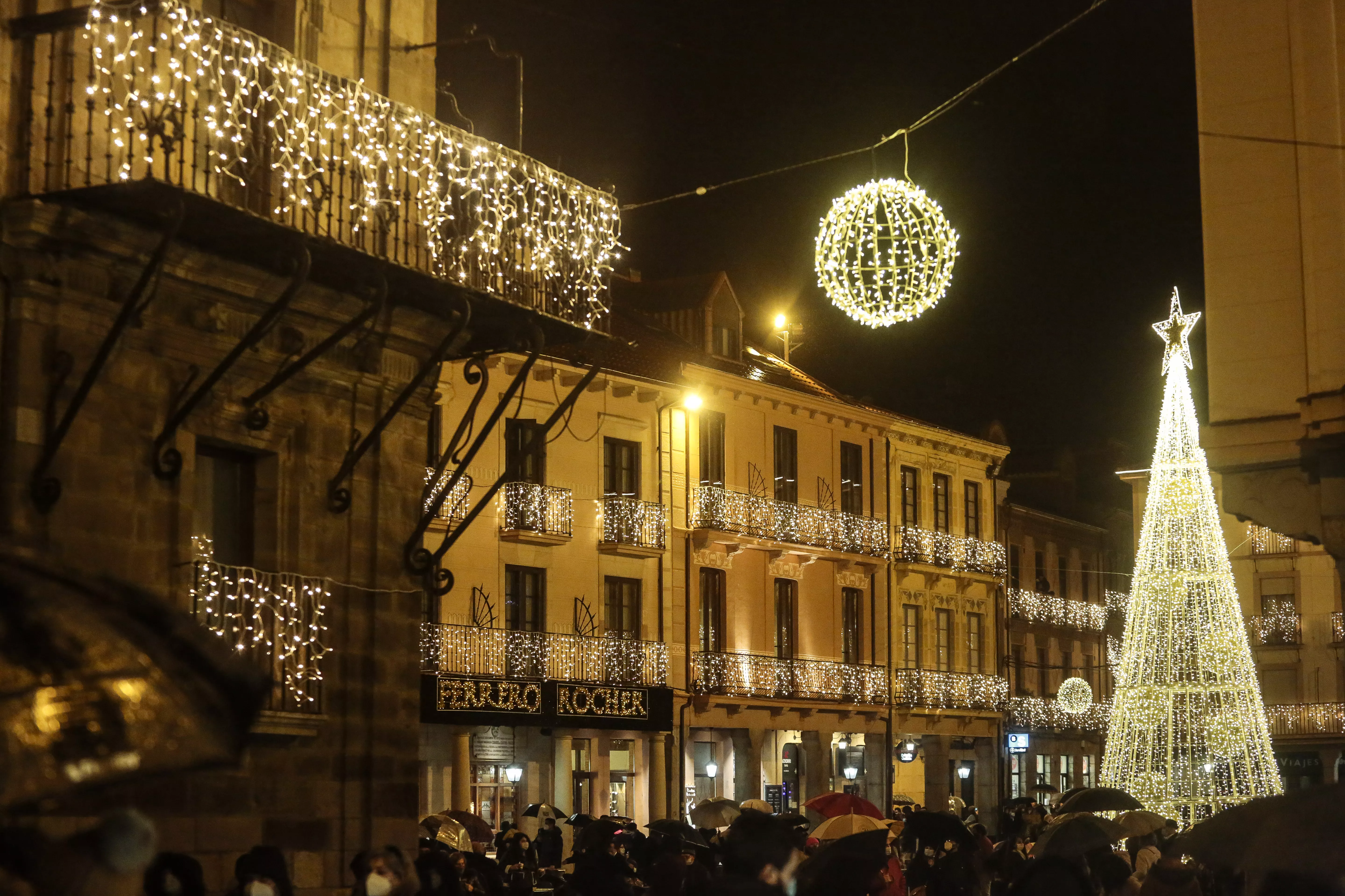 Luces de navidad de Ferrero Rocher en Astorga