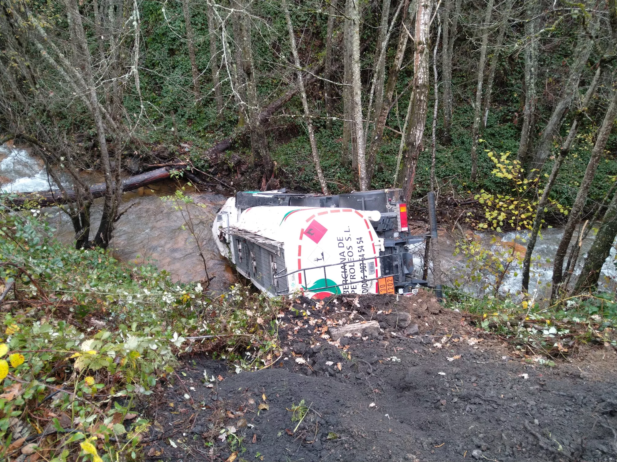 Un camión que transportaba gasoil cae al río en Tremor de Arriba