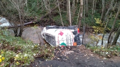 Un camión que transportaba gasoil cae al río en Tremor de Arriba