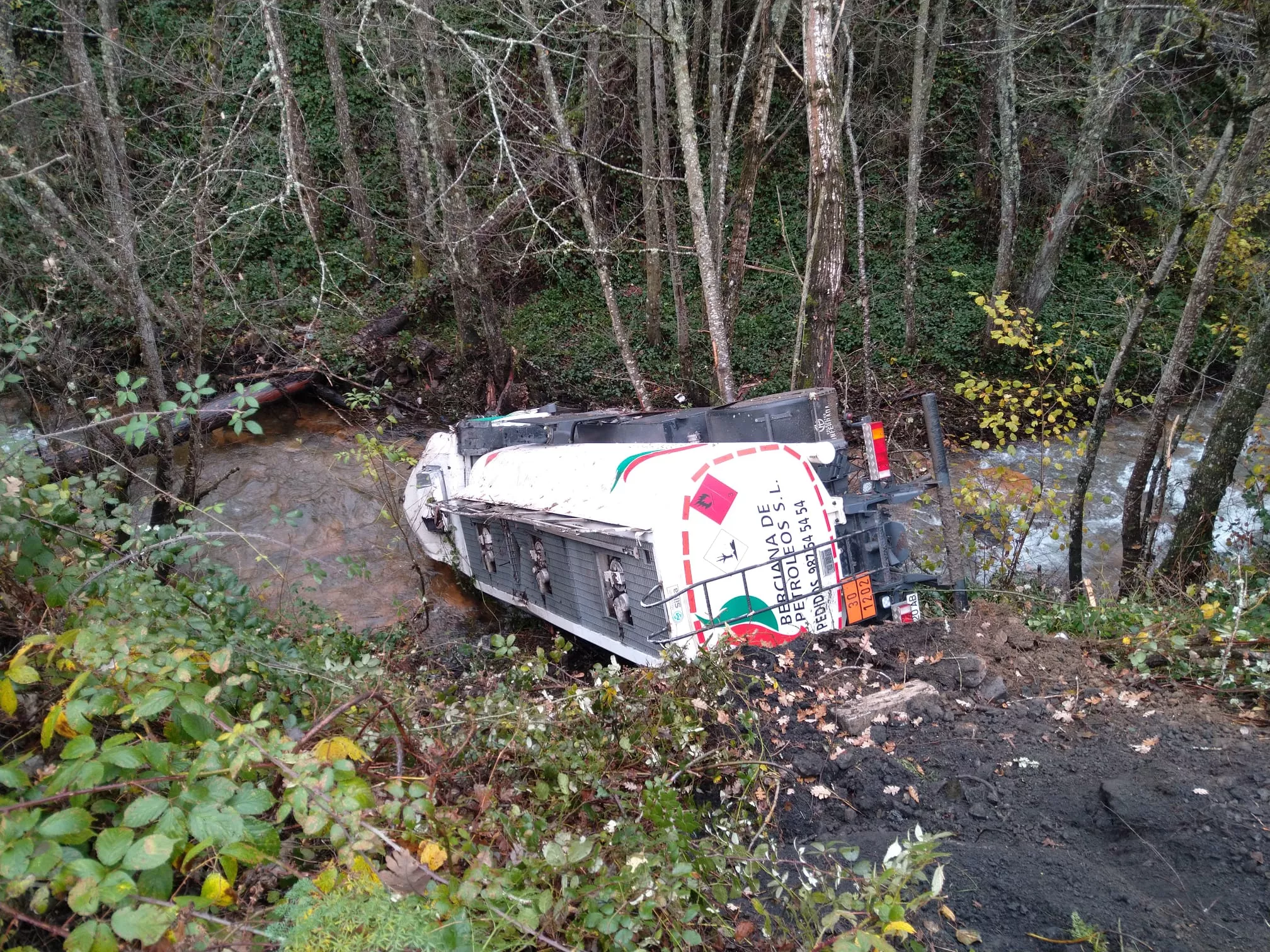 Un camión que transportaba gasoil cae al río en Tremor de Arriba