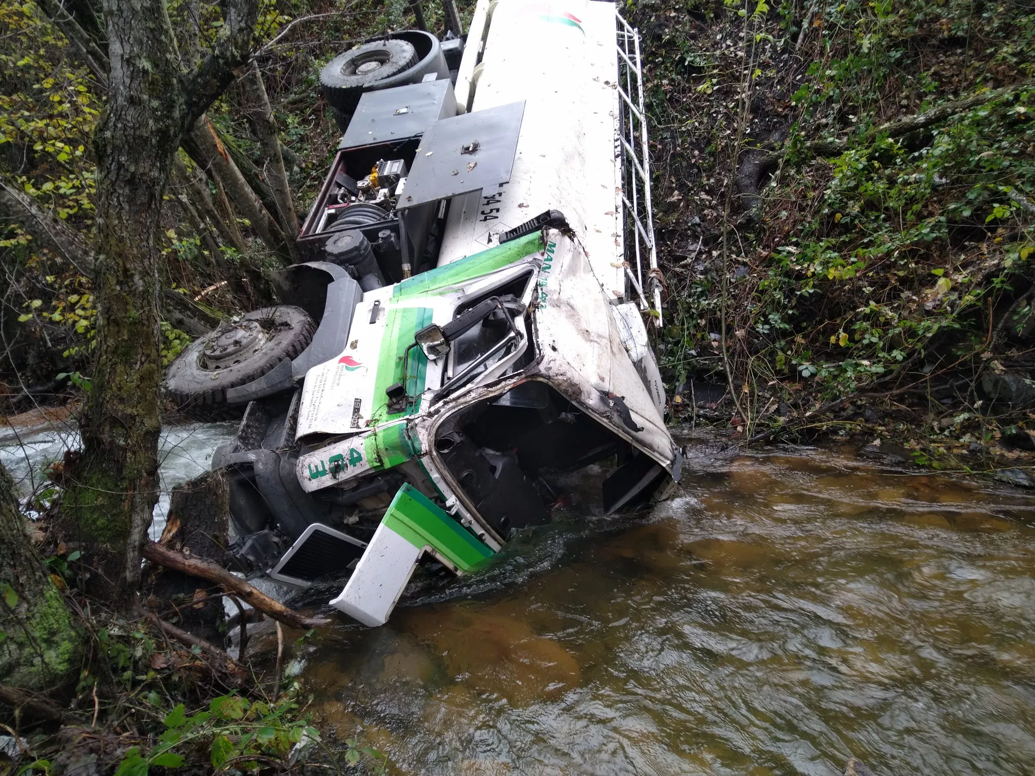 Un camión que transportaba gasoil cae al río en Tremor de Arriba