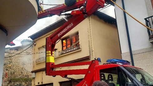Incendio en la antigua panadería la Espiga de Oro de Cacabelos. Foto: Facebook Rober Pérez del Rio