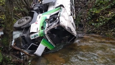 Los técnicos estudian cómo vaciar el combustible del camión siniestrado en Tremor de Arriba (Igüeña) antes de sacarlo del río