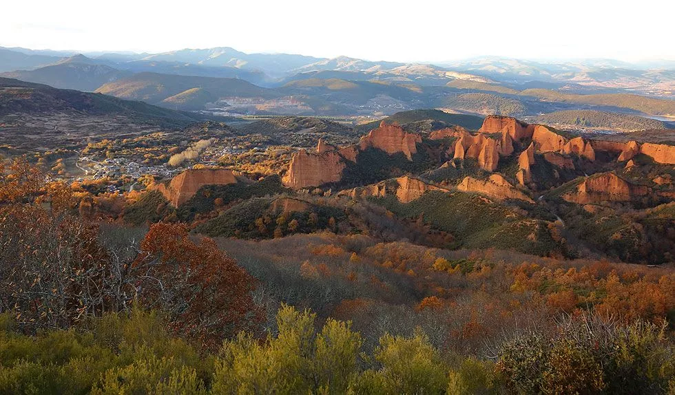 National Geographic destaca Las Médulas como uno de "los lugares con los castañares más bellos (y cobrizos) de España" National Geographic destaca Las Médulas como uno de "los lugares con los castañares más bellos (y cobrizos) de España"