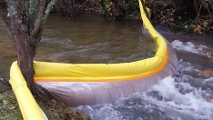 Vacían la carga del camión siniestrado en Tremor por medio de barreras de absorción y dos grúas