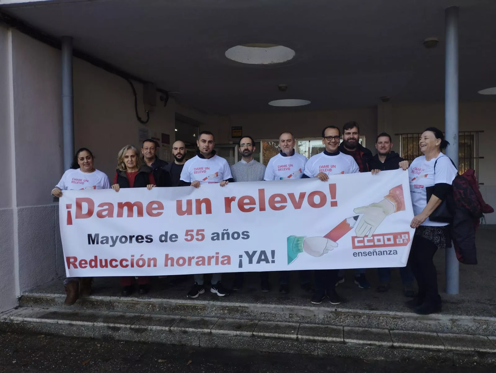 El Instituto de Fuentesnuevas de Ponferrada acoge una nueva concentración para pedir la reducción de la jornada a docentes de más de 55 años