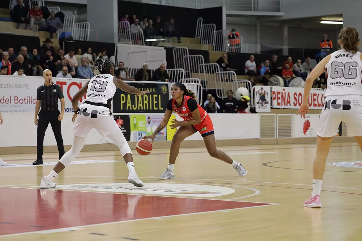 Un mermado Embutidos Pajariel Bembibre pierde frente al Lointek Gernika