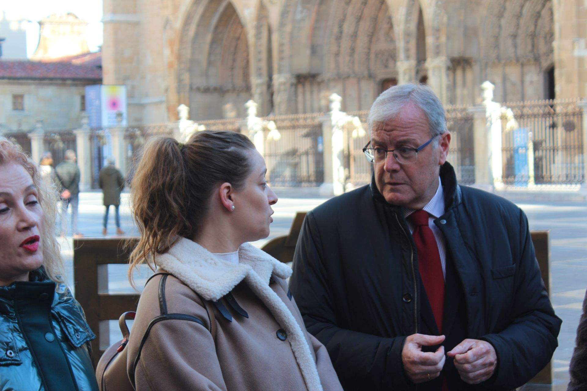 Silvia Franco, Ester Muñoz y Antonio Silván a los pies de la Catedral de León